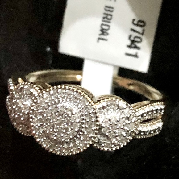 Jewelry - 10k White Gold Three circle Natural Diamond Ring